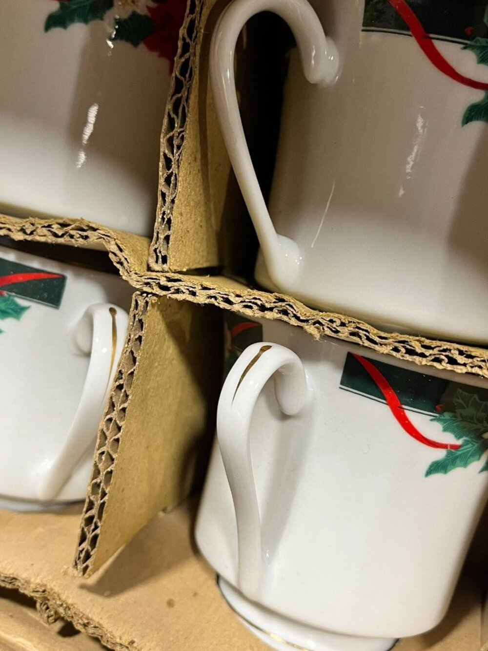 6 vintage Tienshan fine china  in the "Deck the Halls" pattern